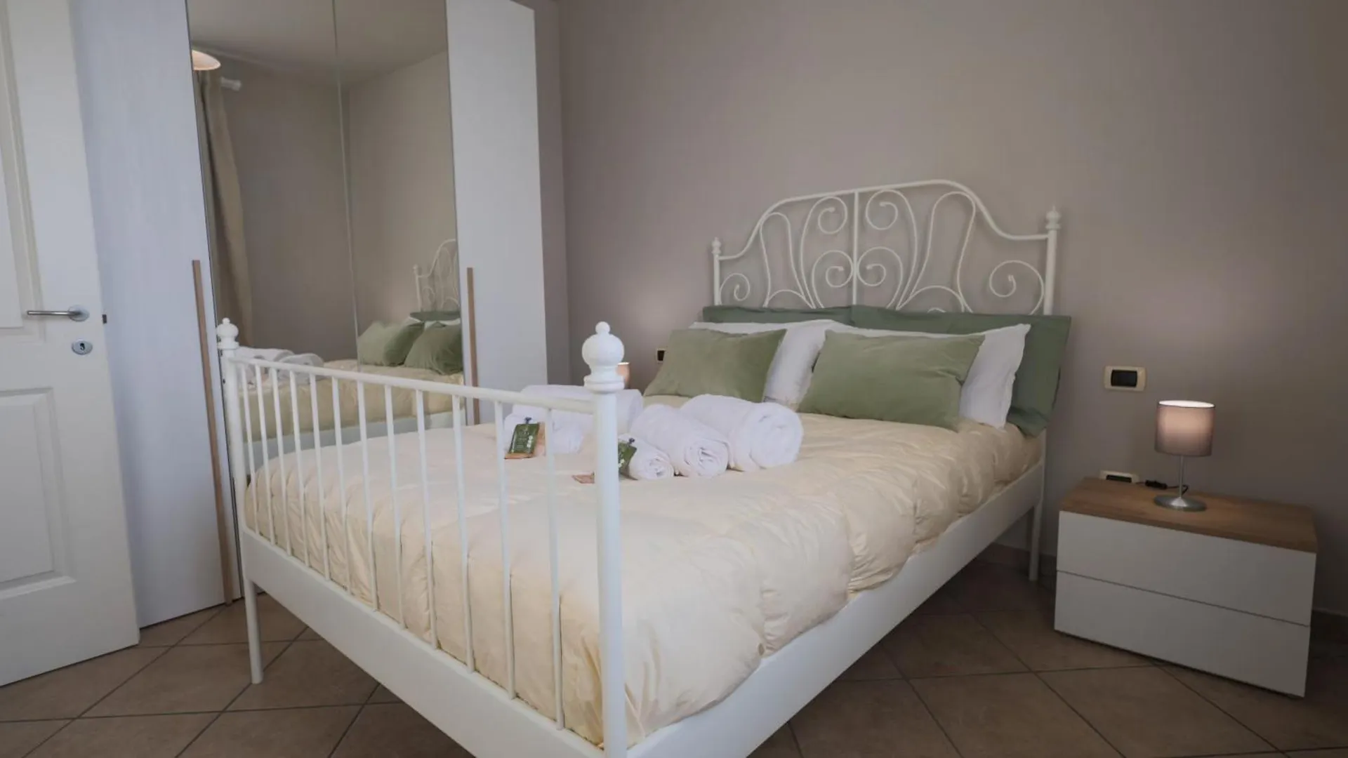 アパート プラートCasa Di Alice Con Parcheggio Privatoアパートメント