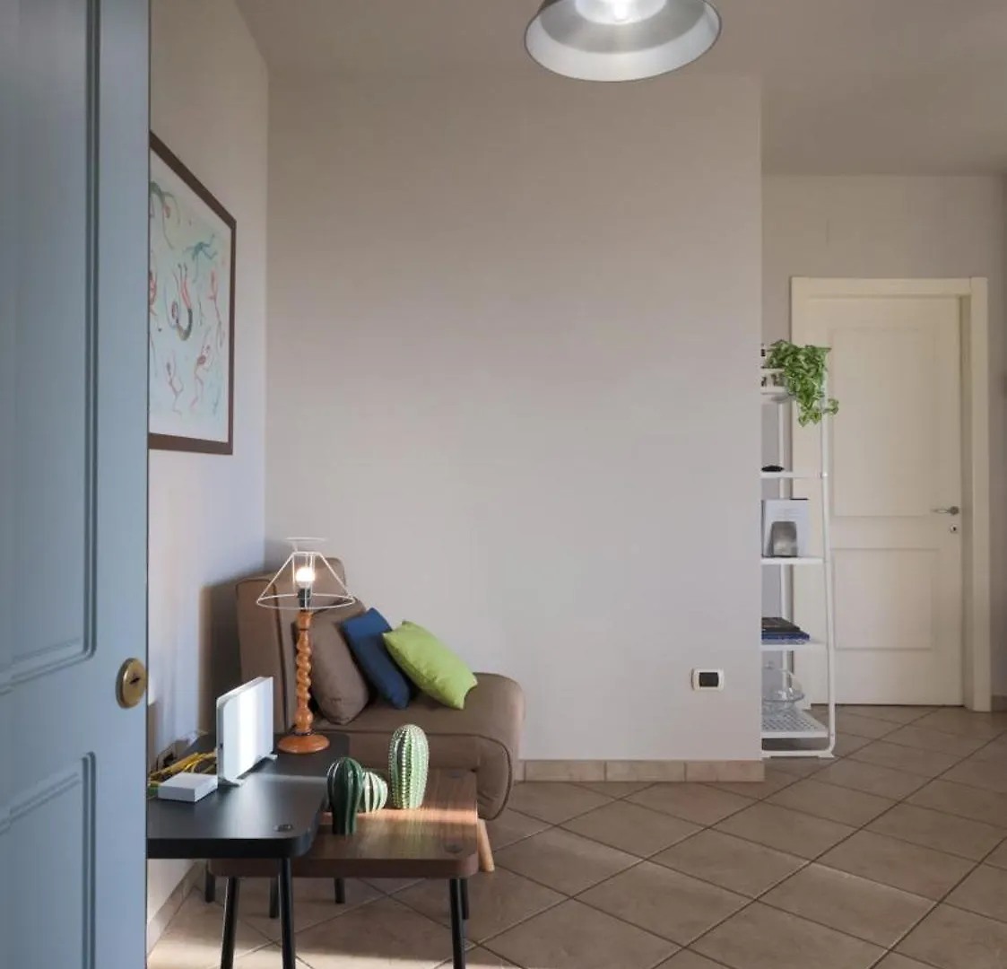 プラートCasa Di Alice Con Parcheggio Privatoアパートメント
